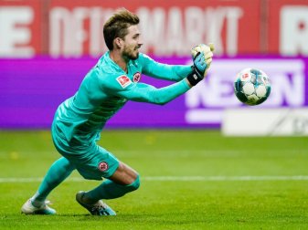 Steht wieder im Eintracht-Tor: Kevin Trapp. Foto: Uwe Anspach/dpa Steht wieder im Eintracht-Tor: Kevin Trapp. Foto: Uwe Anspach/dpa