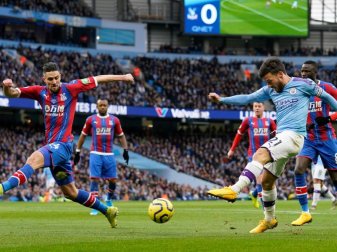 Manchesters Silva (2.v.r) beim Torabschuss - City kam bei Crystal Palace nur zu einem Remis und büßte erneut Punkte ein. Foto: Andrew Yates/CSM via ZUMA Wire/dpa