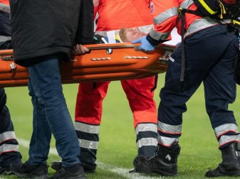 Der Bremer Kevin Vogt wird nach einem Zusammenprall mit dem eigenen Torhüter verletzt vom Platz getragen. Foto: Bernd Thissen/dpa