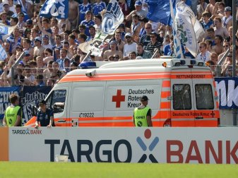 Fan muss zu Beginn des Spiels reanimiert werden Fan muss zu Beginn des Spiels reanimiert werden
