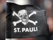 Eine Eckfahne des FC St. Pauli mit dem Totenkopf-Logo weht im Wind. Foto: Malte Christians/dpa