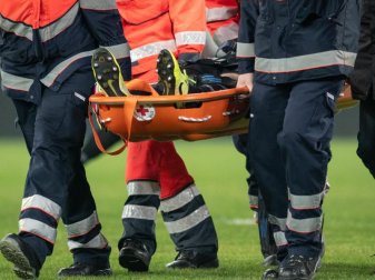 Der Bremer Kevin Vogt musste in Düsseldorf vom Platz getragen werden. Foto: Bernd Thissen/dpa Der Bremer Kevin Vogt musste in Düsseldorf vom Platz getragen werden. Foto: Bernd Thissen/dpa