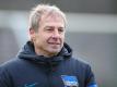 Hertha-Trainer Jürgen Klinsmann plant erst einmal bis zum Sommer. Foto: Andreas Gora/dpa