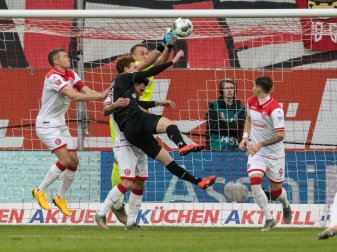Düsseldorfs Torhüter Florian Kastenmeier klärt vor dem Bremer Josh Sargent. Foto: Bernd Thissen/dpa Düsseldorfs Torhüter Florian Kastenmeier klärt vor dem Bremer Josh Sargent. Foto: Bernd Thissen/dpa