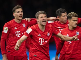 Angreifer Thomas Müller (M) feiert mit den Teamkameraden seinen Treffer zur 1:0-Führung. Foto: Soeren Stache/dpa-Zentralbild/dpa Angreifer Thomas Müller (M) feiert mit den Teamkameraden seinen Treffer zur 1:0-Führung. Foto: Soeren Stache/dpa-Zentralbild/dpa