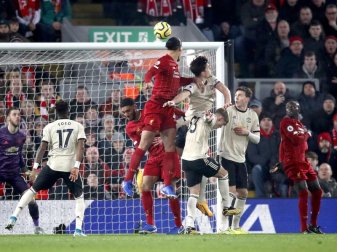 Liverpools Abwehrchef Virgil van Dijk (M, 14) markierte gegen Manchester United per Kopf den Treffer zur 1:0-Führung. Foto: Martin Rickett/PA Wire/dpa Liverpools Abwehrchef Virgil van Dijk (M, 14) markierte gegen Manchester United per Kopf den Treffer zur 1:0-Führung. Foto: Martin Rickett/PA Wire/dpa