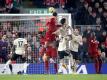 Liverpools Abwehrchef Virgil van Dijk (M, 14) markierte gegen Manchester United per Kopf den Treffer zur 1:0-Führung. Foto: Martin Rickett/PA Wire/dpa