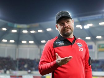 Paderborns Trainer Baumgart stellte sich nach der Niederlage gegen Bayer 04 Leverkusen demonstrativ vor seine Mannschaft. Foto: Friso Gentsch/dpa Paderborns Trainer Baumgart stellte sich nach der Niederlage gegen Bayer 04 Leverkusen demonstrativ vor seine Mannschaft. Foto: Friso Gentsch/dpa