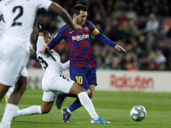 Barcas Torschütze Lionel Messi (r) im Dribbling gegen Granadas Darwin Machis. Foto: Joan Monfort/AP/dpa Barcas Torschütze Lionel Messi (r) im Dribbling gegen Granadas Darwin Machis. Foto: Joan Monfort/AP/dpa