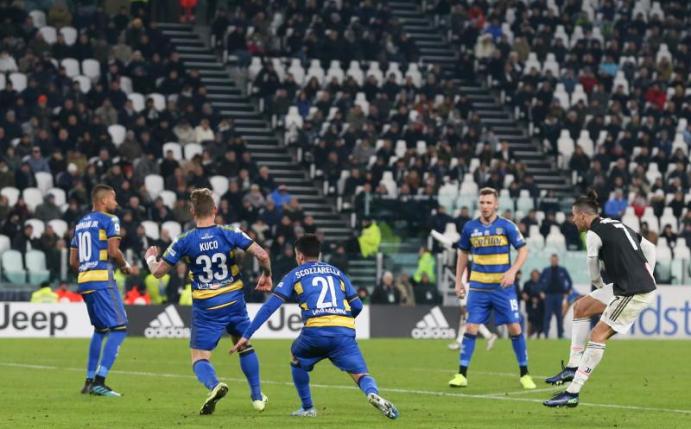 Turins Doppelpacker Cristiano Ronaldo (r) trifft zum 1:0 gegen Parma Calcio. Foto: Jonathan Moscrop/CSM via ZUMA Wire/dpa