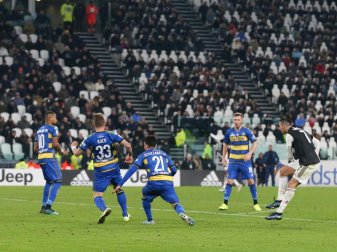 Turins Doppelpacker Cristiano Ronaldo (r) trifft zum 1:0 gegen Parma Calcio. Foto: Jonathan Moscrop/CSM via ZUMA Wire/dpa Turins Doppelpacker Cristiano Ronaldo (r) trifft zum 1:0 gegen Parma Calcio. Foto: Jonathan Moscrop/CSM via ZUMA Wire/dpa