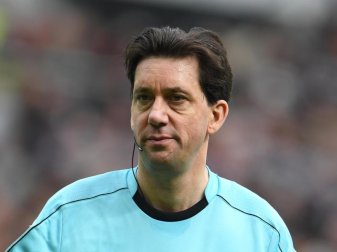 Der deutsche Schiedsrichter Manuel Gräfe. Foto: Daniel Reinhardt/dpa