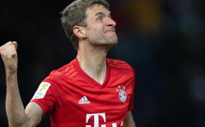 Thomas Müller (M) fühlt sich als Zuschauer derzeit auch von Partien der Konkurrenz in der Bundesliga bestens unterhalten. Foto: Soeren Stache/zb/dpa