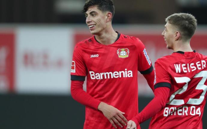 Torschütze Kai Havertz (l) gehörte beim 4:1-Sieg der Werkself in Paderborn zu den Matchwinnern. Foto: Friso Gentsch/dpa