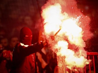 Fans von Eintracht Frankfurt brennen Feuerwerk beim Spiel gegen den FC St. Pauli ab. Foto: Christian Charisius/dpa