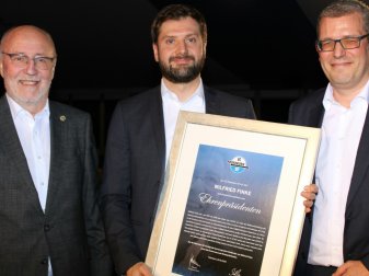 Finkes Sohn Alexander (m.) nahm die Urkunde entgegen Finkes Sohn Alexander (m.) nahm die Urkunde entgegen