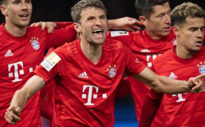 Thomas Müller (M) feiert seinen Treffer zum 1:0 gegen Hertha. Foto: Soeren Stache/dpa-Zentralbild/dpa