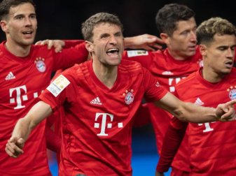 Thomas Müller (M) feiert seinen Treffer zum 1:0 gegen Hertha. Foto: Soeren Stache/dpa-Zentralbild/dpa Thomas Müller (M) feiert seinen Treffer zum 1:0 gegen Hertha. Foto: Soeren Stache/dpa-Zentralbild/dpa