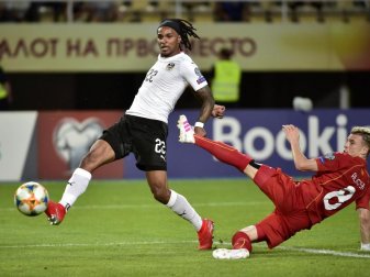 Der Österreicher Valentino Lazaro (l) könnte zurück in die Bundesliga kommen. Foto: Hans Punz/APA/dpa Der Österreicher Valentino Lazaro (l) könnte zurück in die Bundesliga kommen. Foto: Hans Punz/APA/dpa