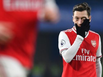 Özil gelang mit Arsenal in Unterzahl ein 2:2 bei Chelsea Özil gelang mit Arsenal in Unterzahl ein 2:2 bei Chelsea