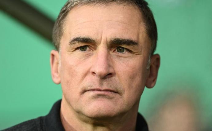 Hat ein Spezialtraining mit den Offensivspielern der U-Teams absolviert: Stefan Kuntz. Foto: Patrick Seeger/dpa