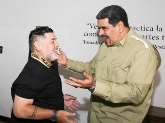 Verstehen sich: Venzuelas Präsident Nicolas Maduro (r) und Diego Maradona. Foto: Marcelo Garcia/Prensa Miraflores/dpa Verstehen sich: Venzuelas Präsident Nicolas Maduro (r) und Diego Maradona. Foto: Marcelo Garcia/Prensa Miraflores/dpa