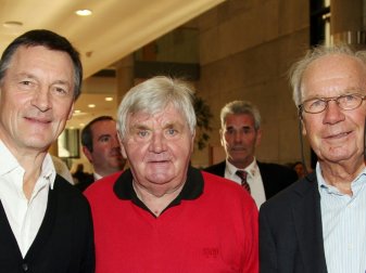 Wird am Samstag 80 Jahre alt: Jürgen Sundermann (m.)