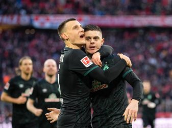 Werders Maximilian Eggestein (l) jubelt mit Milot Rashica über einen Treffer. Foto: Matthias Balk/dpa