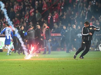 Während des Derbys zwischen Union Berlin und Hertha BSC kam es zu schweren Zwischenfällen. Foto: Britta Pedersen/zb/dpa