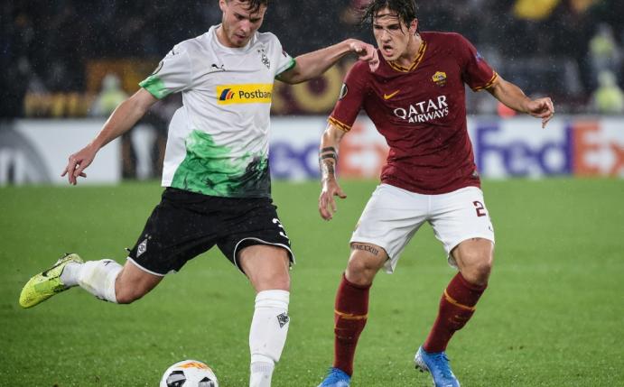 Nico Elvedi (l.) ist gegen Mainz vermutlich wieder fit