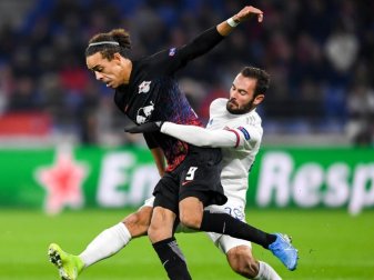 Sehen sich wohl bald in der Bundesliga wieder: Lucas Tousart (r) und Leipzigs Yussuf Poulsen. Foto: Robert Michael/zb/dpa Sehen sich wohl bald in der Bundesliga wieder: Lucas Tousart (r) und Leipzigs Yussuf Poulsen. Foto: Robert Michael/zb/dpa