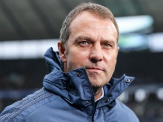 Ist für eine Senkung der Altersgrenze im Profifußball: Bayern-Coach Hansi Flick. Foto: Andreas Gora/dpa Ist für eine Senkung der Altersgrenze im Profifußball: Bayern-Coach Hansi Flick. Foto: Andreas Gora/dpa