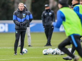 Gewährt nur noch 20 Minuten Einblicke beim Hertha-Training: Coach Jürgen Klinsmann. Foto: Andreas Gora/dpa Gewährt nur noch 20 Minuten Einblicke beim Hertha-Training: Coach Jürgen Klinsmann. Foto: Andreas Gora/dpa