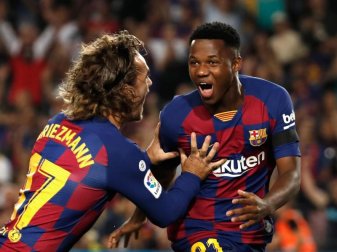 Debütierte schon mit 16 in Spaniens La Liga: Barcas Ansu Fati (r). Foto: Joan Monfort/AP/dpa Debütierte schon mit 16 in Spaniens La Liga: Barcas Ansu Fati (r). Foto: Joan Monfort/AP/dpa