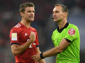 Fordert Respekt vor Schiedsrichtern: Thomas Müller (l.) Fordert Respekt vor Schiedsrichtern: Thomas Müller (l.)