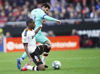 Barcelonas Lionel Messi (r) im Zweikampf mit Valencias Geoffrey Kondogbia. Foto: Alberto Saiz/AP/dpa Barcelonas Lionel Messi (r) im Zweikampf mit Valencias Geoffrey Kondogbia. Foto: Alberto Saiz/AP/dpa