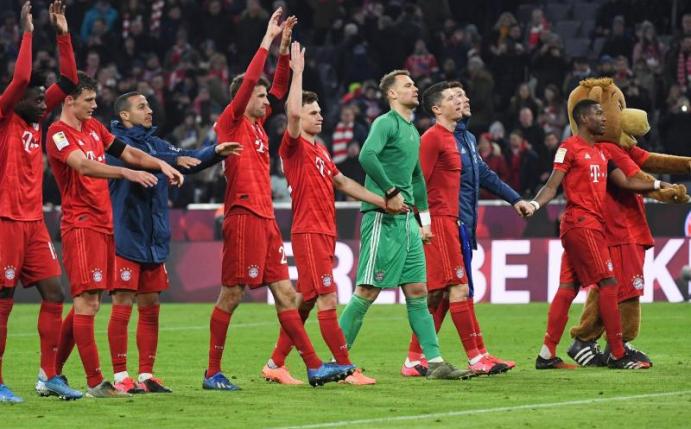 Nach dem Sieg gegen Schalke haben die Bayern nur noch einen Punkt Rückstand auf Spitzenreiter Leipzig. Foto: Angelika Warmuth/dpa
