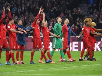 Nach dem Sieg gegen Schalke haben die Bayern nur noch einen Punkt Rückstand auf Spitzenreiter Leipzig. Foto: Angelika Warmuth/dpa Nach dem Sieg gegen Schalke haben die Bayern nur noch einen Punkt Rückstand auf Spitzenreiter Leipzig. Foto: Angelika Warmuth/dpa
