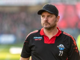 Trainer Steffen Baumgart sah beim Auswärtssieg seiner Paderborner die Gelbe Karte. Foto: Patrick Seeger/dpa