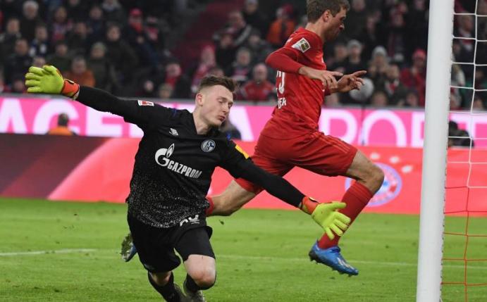 Schalke-Torwart Markus Schubert kassierte fünf Treffer gegen den FC Bayern München. Foto: Angelika Warmuth/dpa