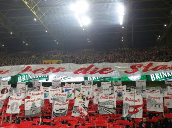FC-Fans zeigen Wernze hinter Fadenkreuz FC-Fans zeigen Wernze hinter Fadenkreuz