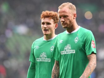 Die Bremer Kevin Vogt (r) und Josh Sargent laufen enttäuscht über den Rasen. Foto: Carmen Jaspersen/dpa Die Bremer Kevin Vogt (r) und Josh Sargent laufen enttäuscht über den Rasen. Foto: Carmen Jaspersen/dpa
