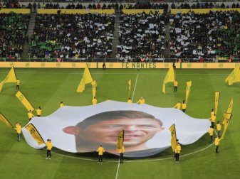 Ein riesiges Banner mit dem Gesicht des verstorbenen Emiliano Sala wird vor dem Spiel im Mittelkreis ausgebreitet. Foto: Michel Euler/AP/dpa Ein riesiges Banner mit dem Gesicht des verstorbenen Emiliano Sala wird vor dem Spiel im Mittelkreis ausgebreitet. Foto: Michel Euler/AP/dpa