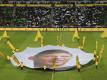 Ein riesiges Banner mit dem Gesicht des verstorbenen Emiliano Sala wird vor dem Spiel im Mittelkreis ausgebreitet. Foto: Michel Euler/AP/dpa