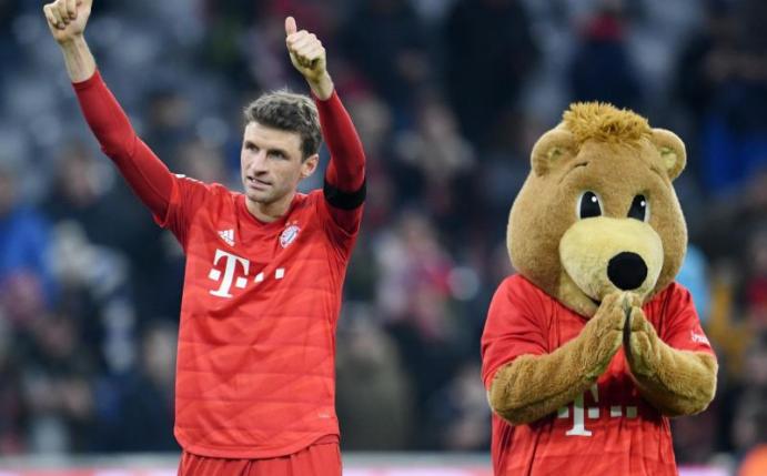 Bayern-Star Thomas Müller erzielte sein 100. Pflichtspieltor in der Münchner Allianz Arena. Foto: Tobias Hase/dpa
