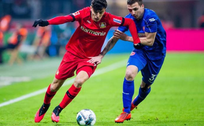 Leverkusens Kai Havertz (l) im Zweikampf mit Düsseldorfs Marcel Sobottka. Foto: Rolf Vennenbernd/dpa