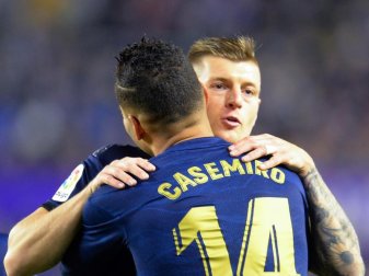 Toni Kroos wird von Casemiro umarmt. Der deutsche Nationalspieler bereitete Reals einziges Tor vor. Foto: Ricardo Ordonez/AP/dpa Toni Kroos wird von Casemiro umarmt. Der deutsche Nationalspieler bereitete Reals einziges Tor vor. Foto: Ricardo Ordonez/AP/dpa