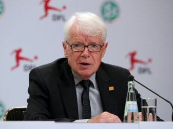 Reinhard Rauball erhält die DOSB-Ehrennadel