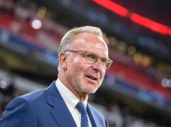 Ist für eine Senkung der Altergrenze in der Fußball-Bundesliga: Bayern-Boss Karl-Heinz Rummenigge. Foto: Matthias Balk/dpa Ist für eine Senkung der Altergrenze in der Fußball-Bundesliga: Bayern-Boss Karl-Heinz Rummenigge. Foto: Matthias Balk/dpa