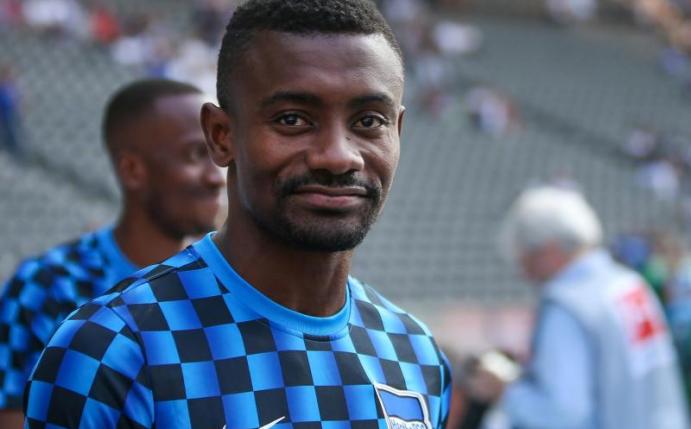 Salomon Kalou spielt in den Planungen von Hertha-Cheftrainer Jürgen Klinsmann derzeit keine Rolle. Foto: Andreas Gora/dpa